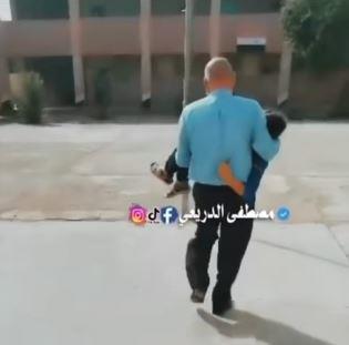 مدير مدرسة يحمل طالبا والسبب غير متوقع