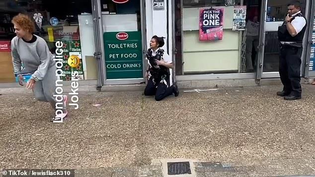 امرأة تسحب ضابطة شرطة من شعرها.. لن تتوقع ما حدث "فيديو وصور"