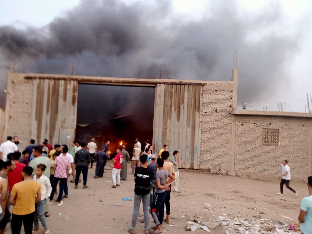 حريق هائل داخل مخزن كرتون في أبو النمرس