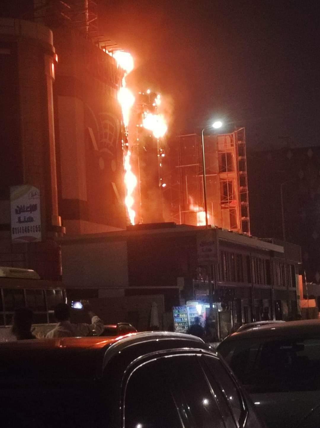 حريق هائل يلتهم سوبر ماركت شهير في القاهرة الجديدة