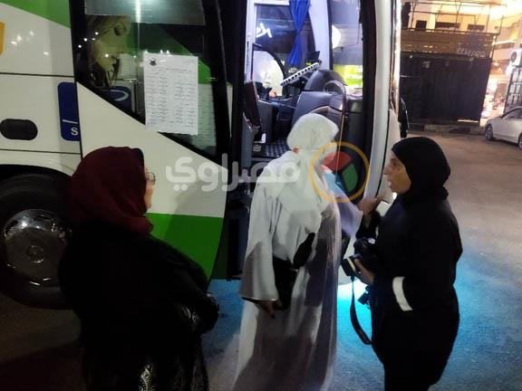 دموع الفرحة بين الحجاج في بورسعيد قبل توجههم إلى السعودية (1)