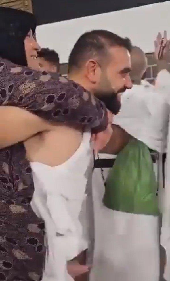 واقعة مؤثرة.. معتمر سوري يحمل أمه على ظهره ويطوف بها حول الكعبة