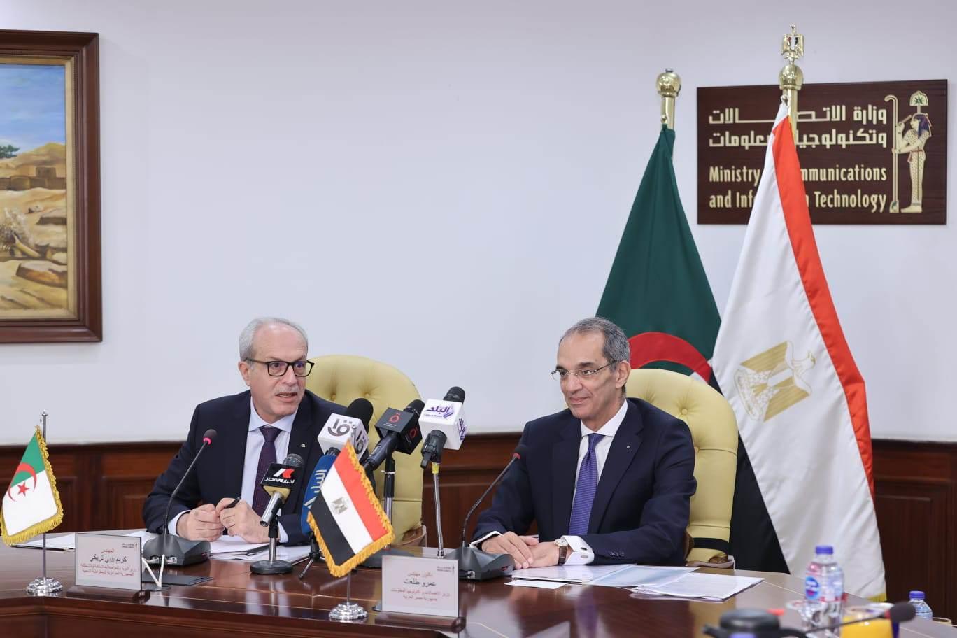 وزير الاتصالات يلتقي وزير البريد الجزائري 