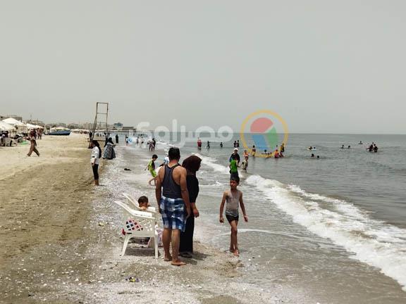 مواطنون يستمتعون بالويك إند على شواطئ بورسعيد (1)