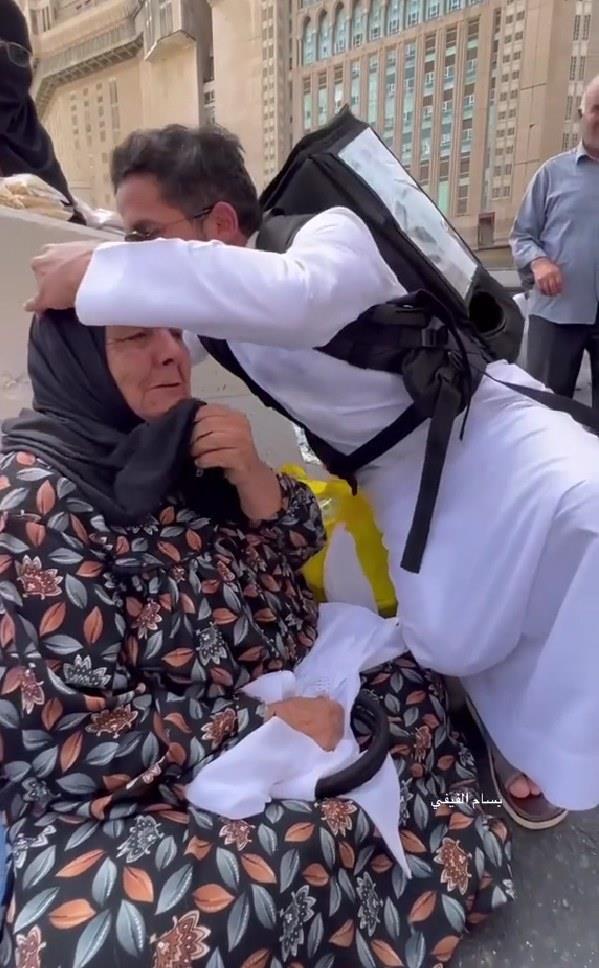 أمام الكعبة.. مسنة مصرية تنهار بالبكاء- والسبب غير متوقع (فيديو)