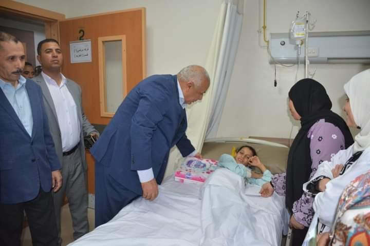محافظ الوادي يقدم التهنئة للمرضى بمستشفى الخارجة التخصصي بمناسبة عيد الأضحى المبارك  