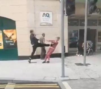رجل يركل امرأة ويسقطها على الأرض - لن تتوقع ما حدث "فيديو"
