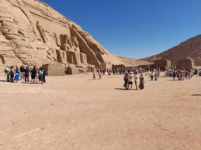 السياح يزورون معبد أبو سمبل