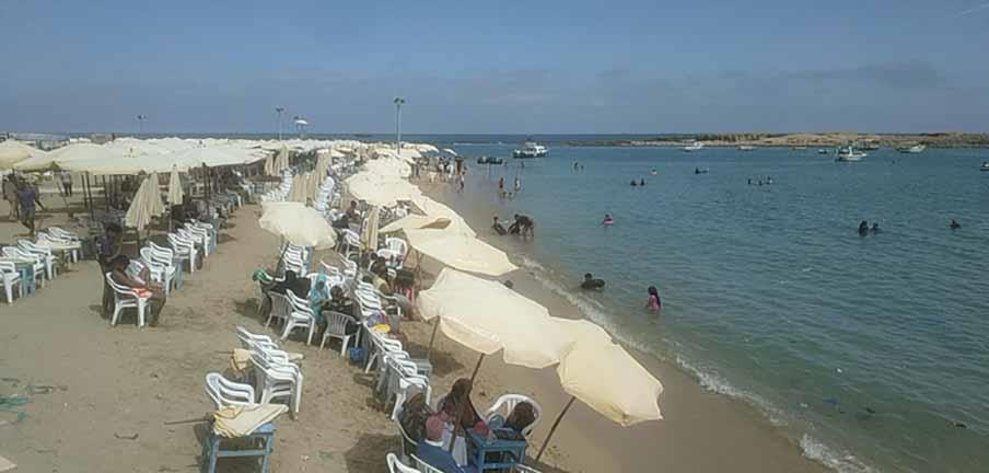 مواطنون يستمتعون باستقرار الطقس على شواطئ الإسكندرية (4)