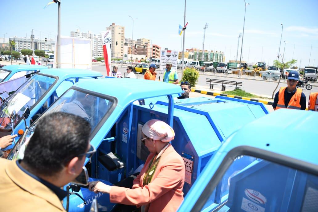 وزيرة البيئة ومحافظ الإسكندرية يشهدان اصطفاف معدات النظافة الحديثة (2)