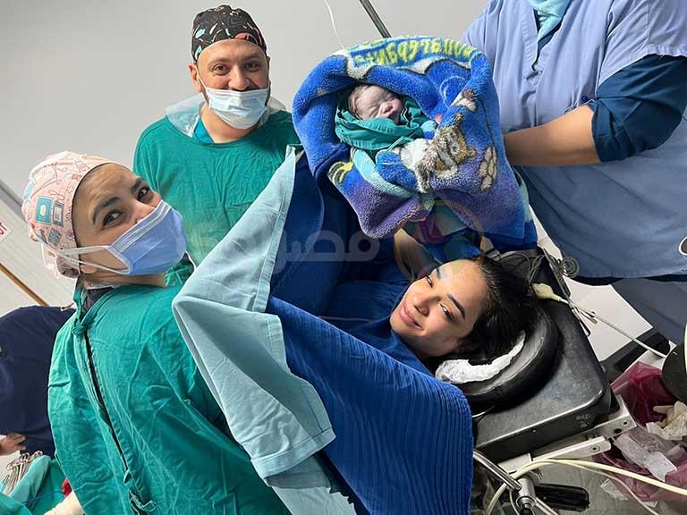 ولادة طفلة بعد 3 أشهر من جراحة نادرة 