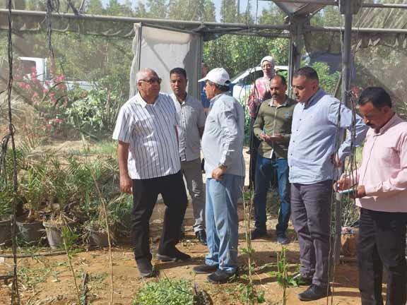 محافظ الوادي الجديد يتفقّد عددًا من المشروعات الزراعية في جولةٍ مفاجئة (1)