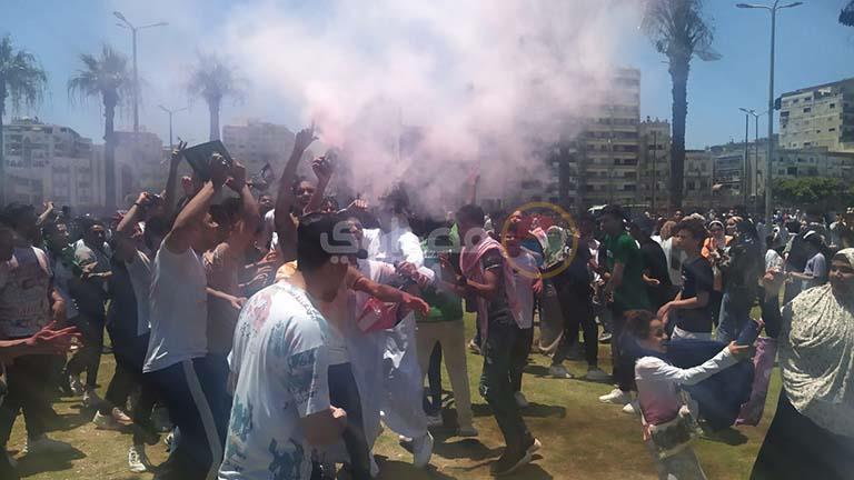طلاب بورسعيد يحتفلون بآخر أيام امتحانات الثانوية