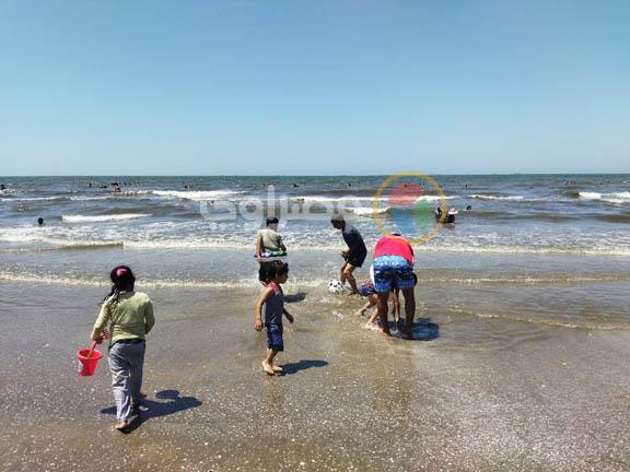 طلاب الثانوية يستمتعون بالإجازة على شواطئ بورسعيد (1)