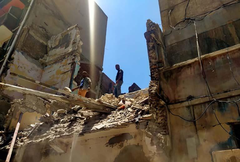 إزالة أجزاء متصدعة من عقار بحي الجمرك الإسكندرية (3)