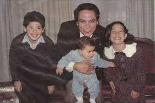 سارة مع والدها عادل إمام وشقيقيها رامي ومحمد