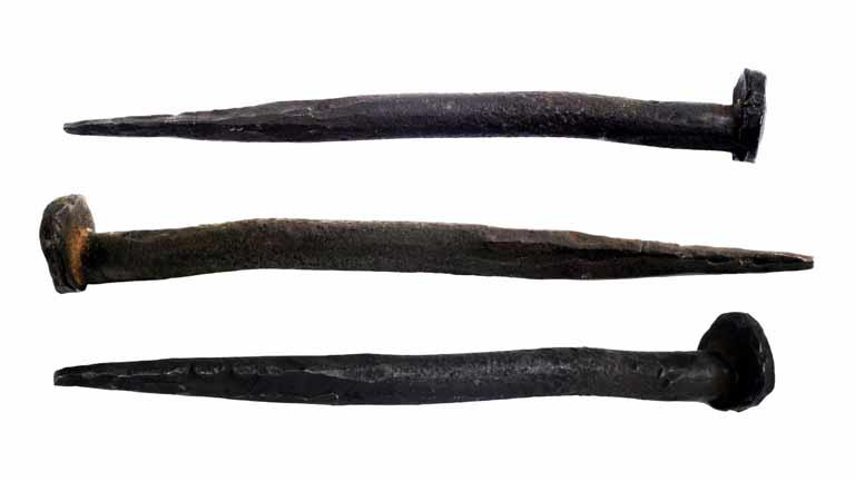 3 مسامير يدوية الصنع قديمة عثر عليها في سيبيريا