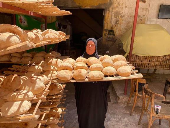 الحاجة زغلولة خلال عملها بالفرن البلدي١٨_5