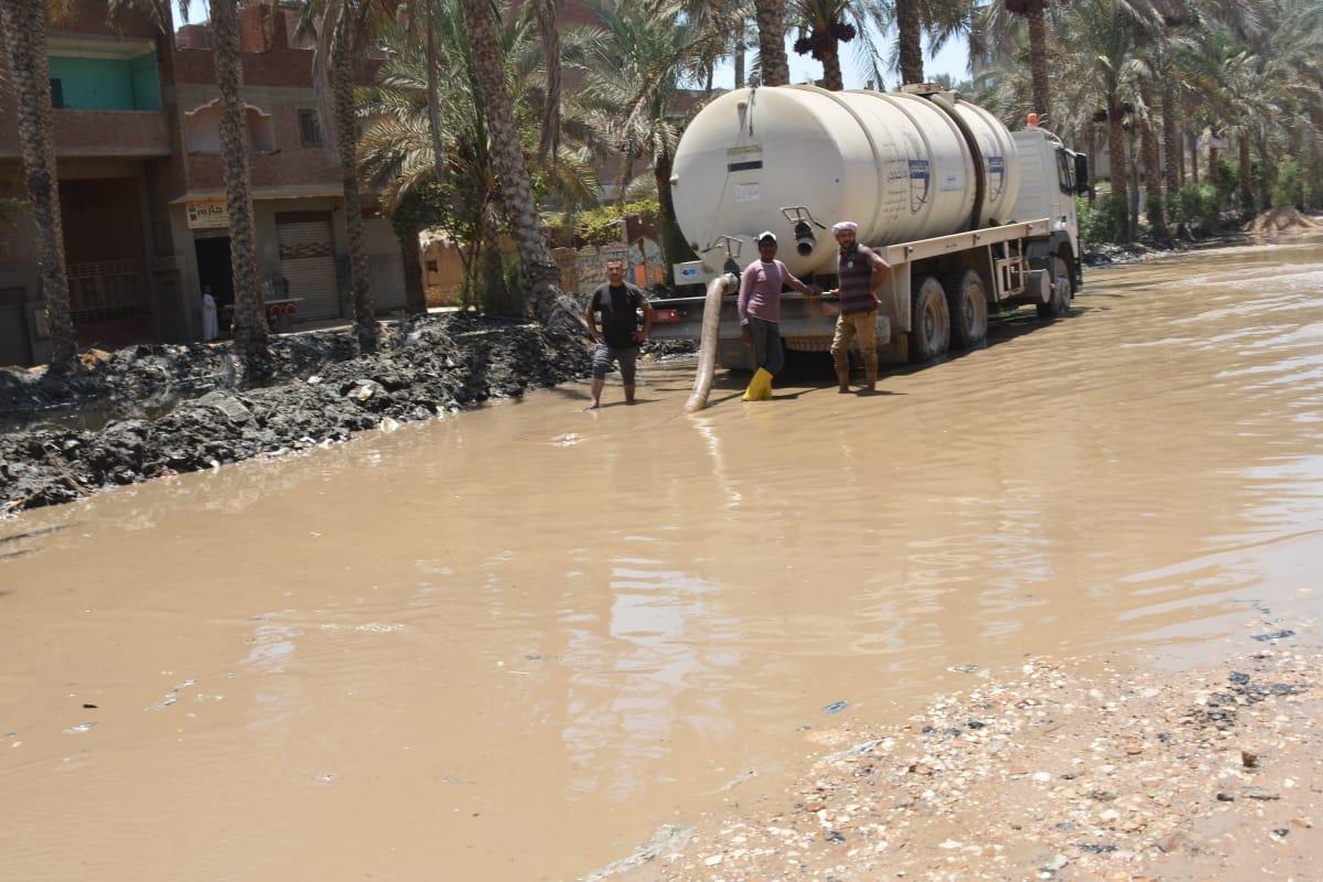 مشكلة طفح مياه مصرف البركة في القلج (1)