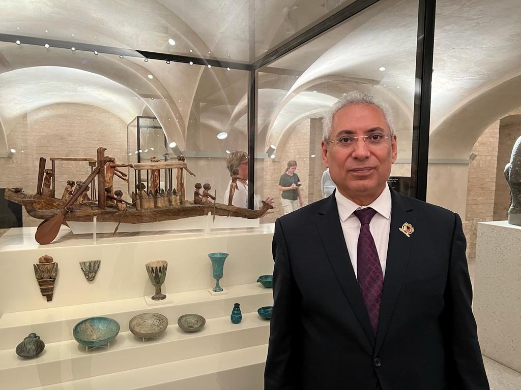 رئيس جامعة المنيا داخل متحف برلين لمشاهدة رأس نفرتيتي