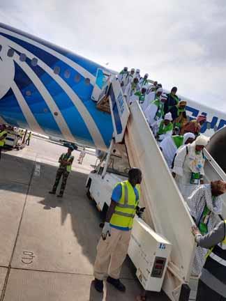 مصر للطيران تبدأ جسرها الجوي لإعادة حجاج مالي (2)