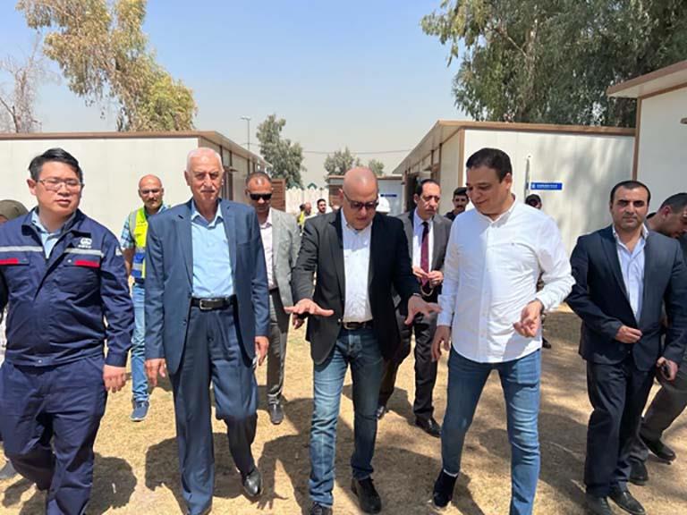 وزير الإسكان يزور مشروعات بالعاصمة العراقية