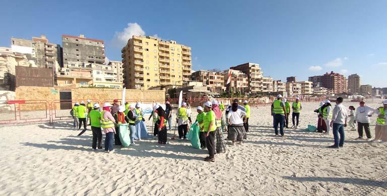 تنظيف شاطئ شهر العسل في الإسكندرية (1)