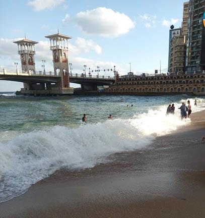 ارتفاع أمواج البحر بشواطئ الإسكندرية (1)