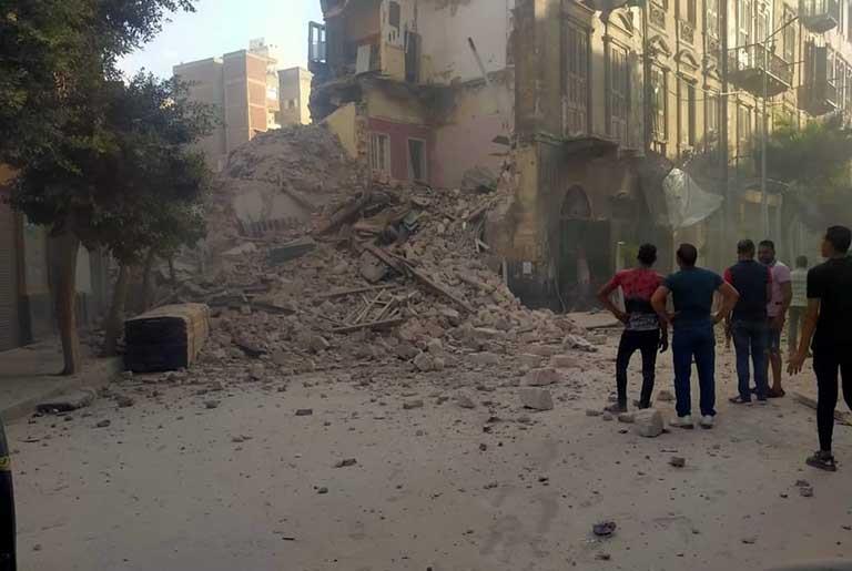 إزالة أجزاء متصدعة من عقار بحي الجمرك الإسكندرية 