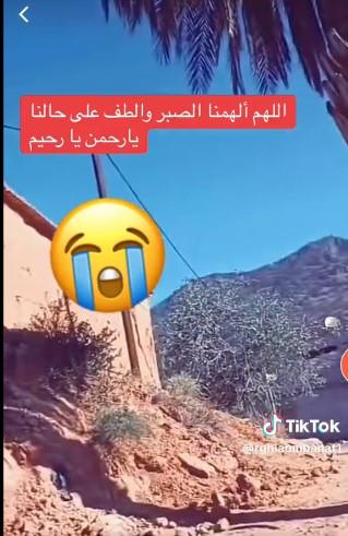 صدمة رجل بعد خروج جثامين أبنائه الثلاثة من تحت أنقاض زلزال المغرب