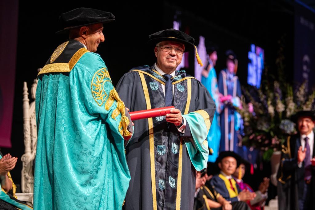 جامعة إيست لندن تمنح الدكتوراة الفخرية للدكتور أيمن عاشور وزير التعليم العالى