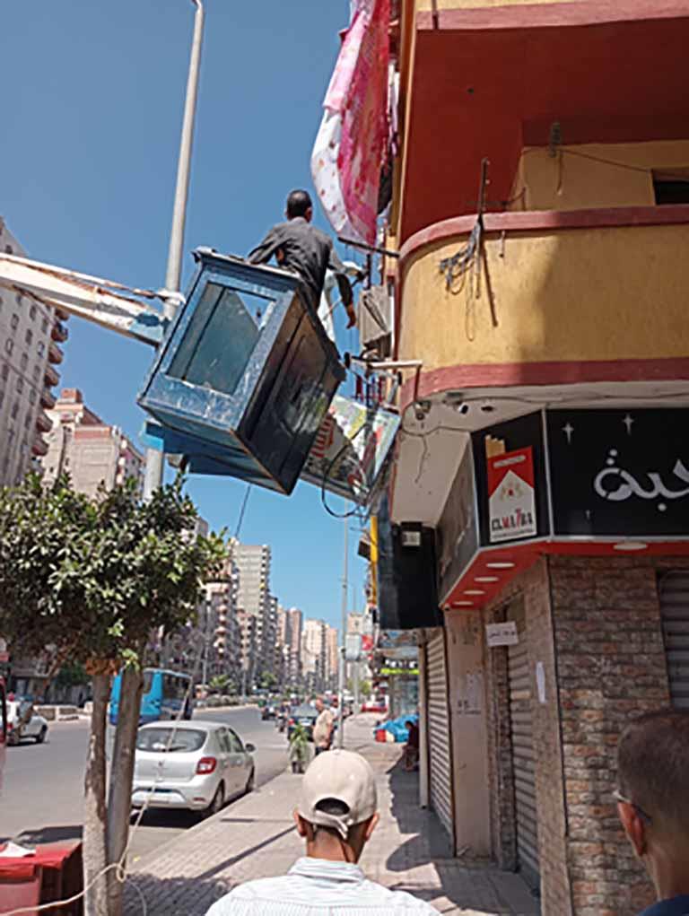 إزالة إعلانات مخالفة في الإسكندرية (2)
