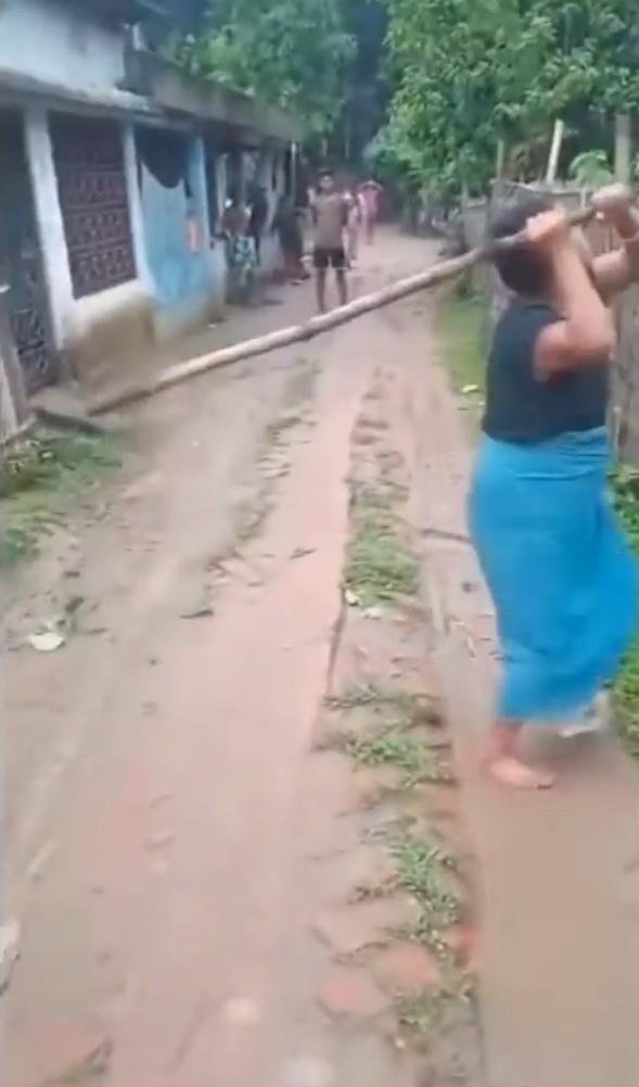 امرأة هندية تنهال بالضرب على موظف كهرباء