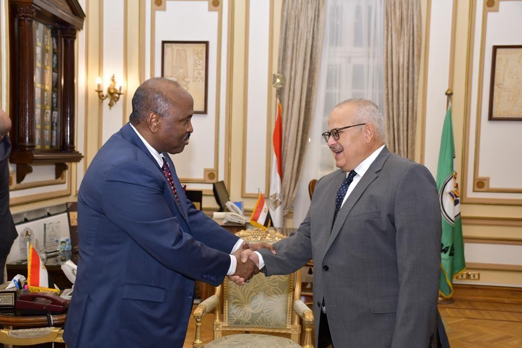 الدكتور محمد عثمان الخشت خلال لقاء أحمد علي بري سفير جمهورية جيبوتي بالقاهرة