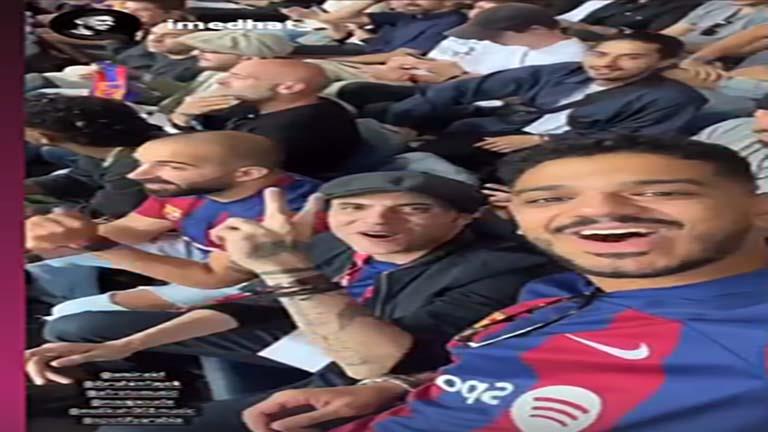 أمير عيد يتابع مباراة نادي برشلونة