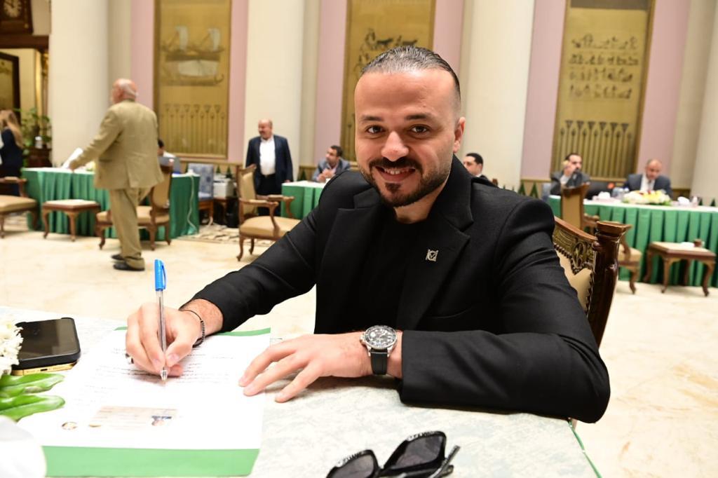 محمد الجارحي يوقع نموذج تزكية ترشيح الرئيس السيسي