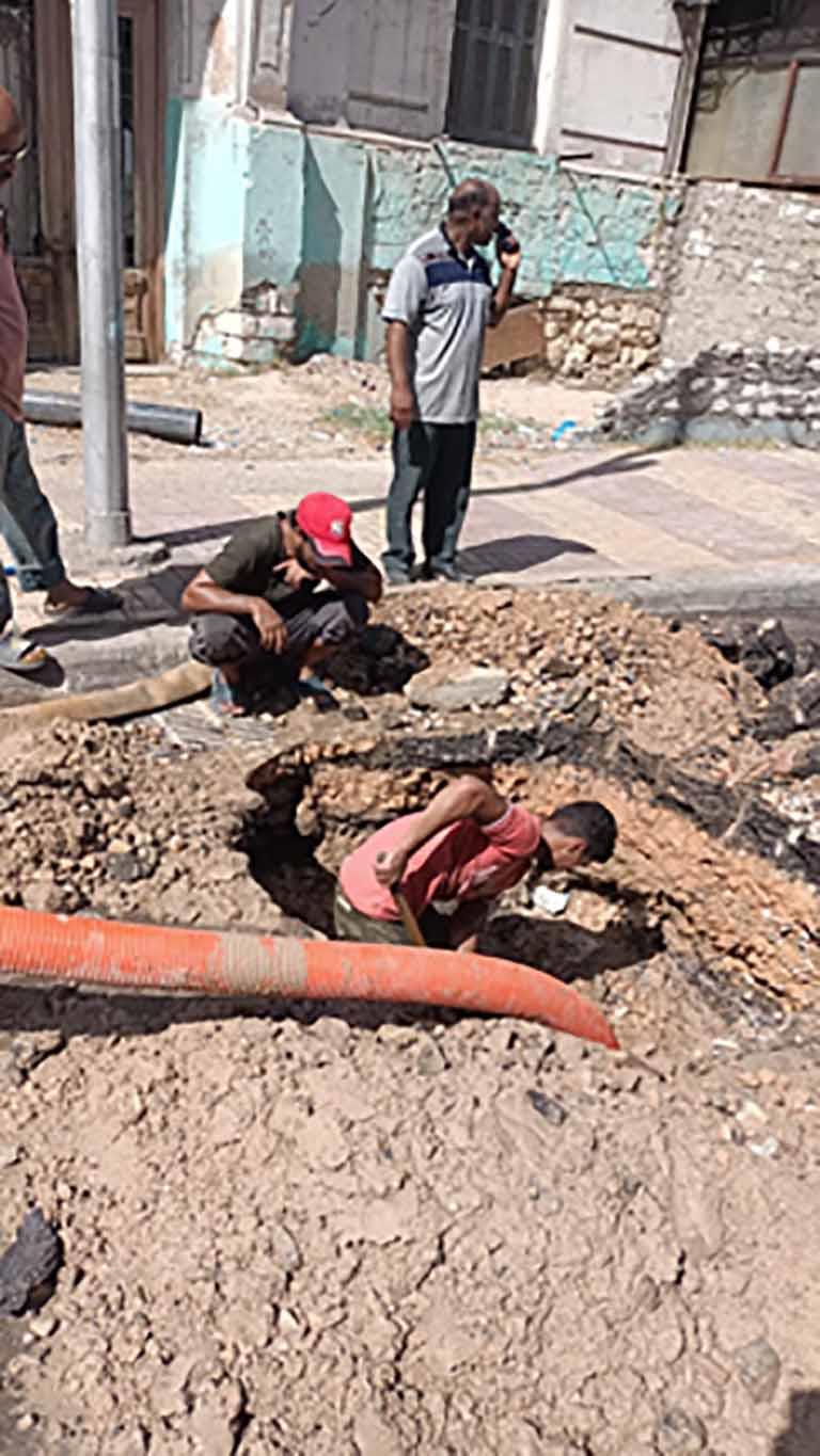 إصلاح كسر ماسورة مياه بحي وسط في الإسكندرية- صور (2)