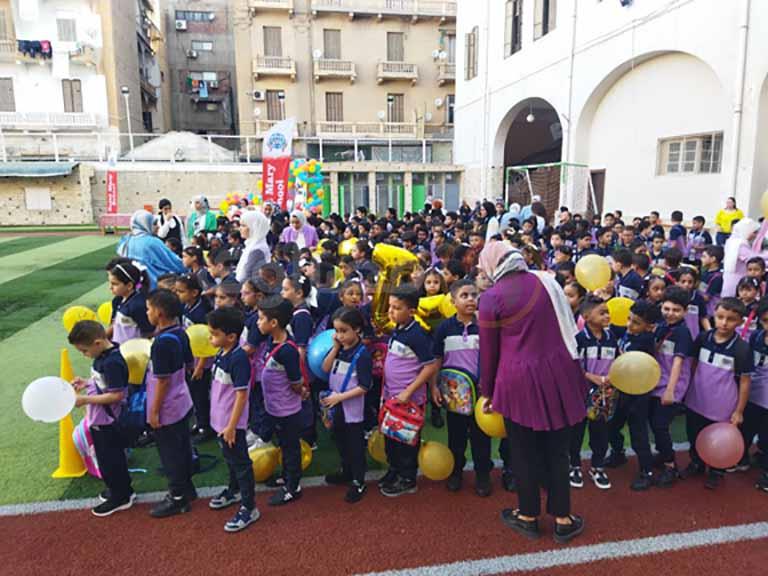 عرائس وبالونات في استقبال الطلاب بأول أيام العام الدراسي ببورسعيد