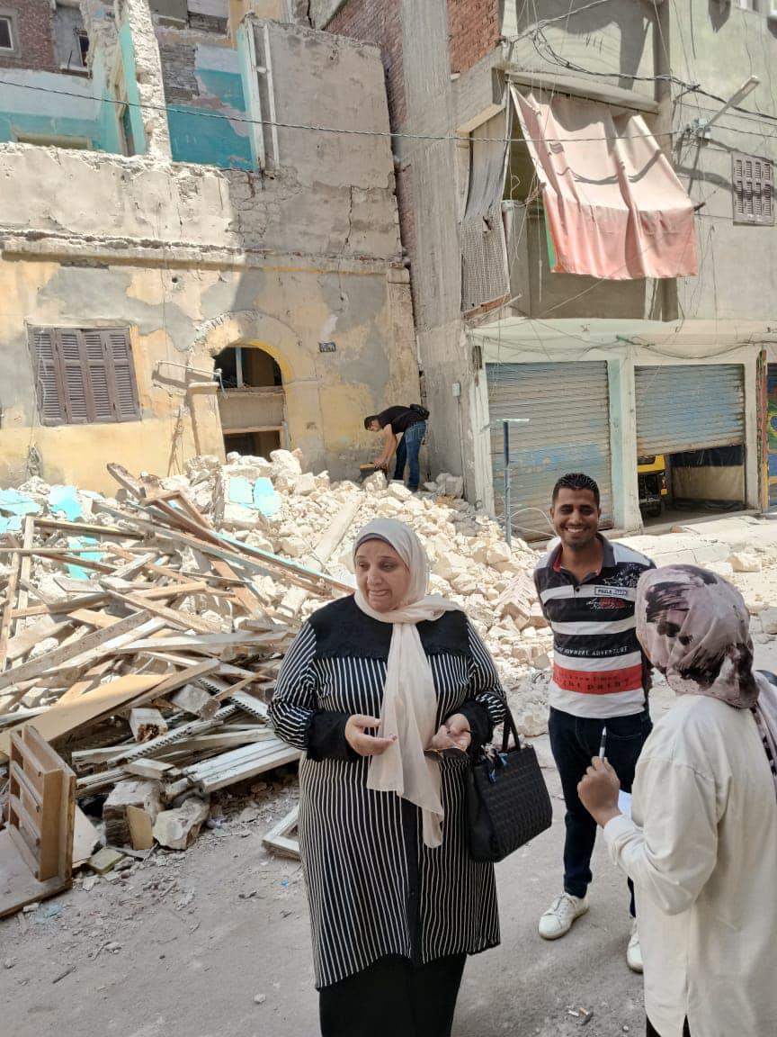إزالة أجزاء متهالكة من عقارين في الإسكندرية-صور (1)