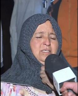  سيدة تنهار بالبكاء بعد فقدان زوجها وأبنائها الأربعة