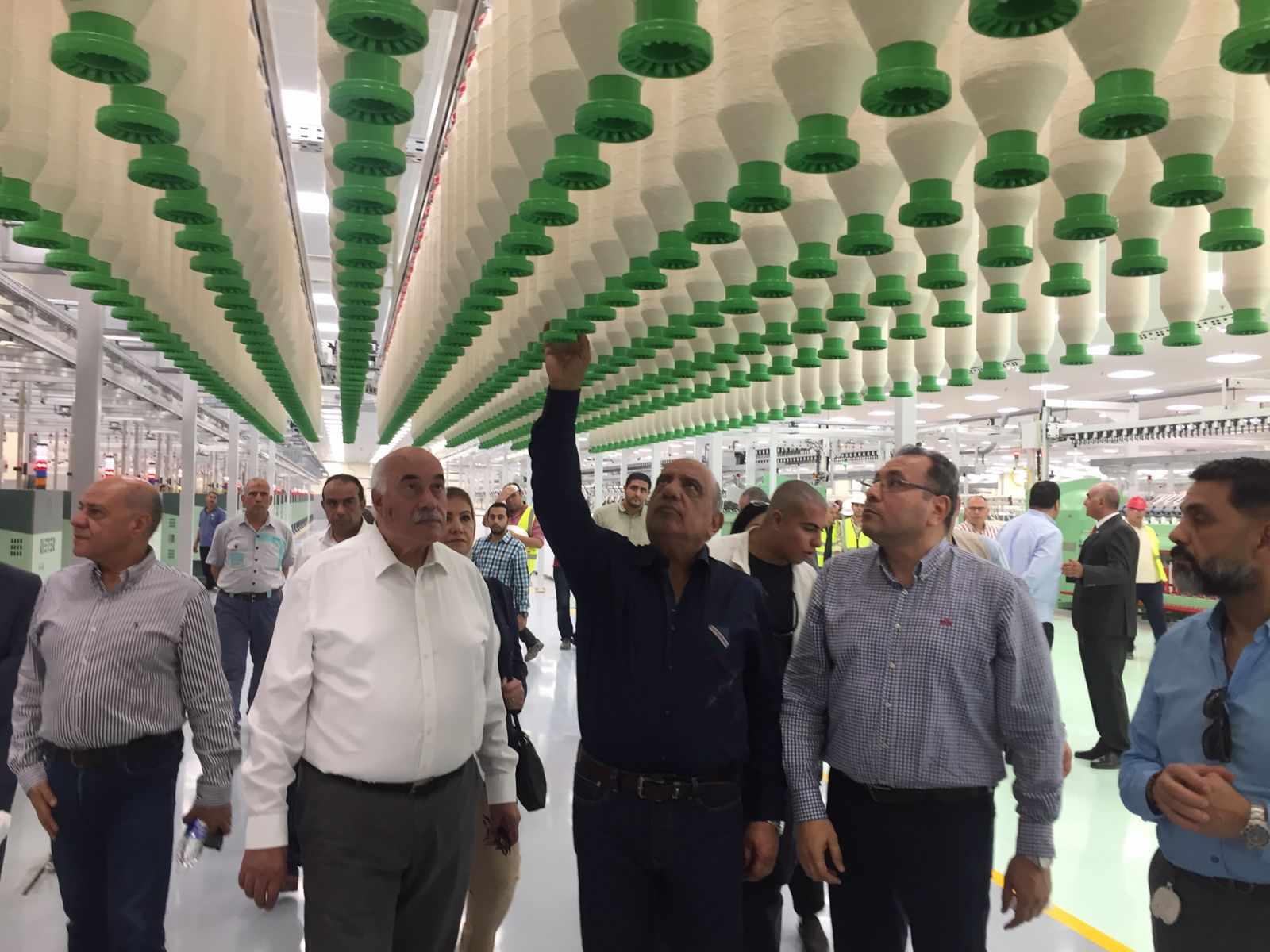 وزير قطاع الأعمال يشهد أول شحنة تصدير تجريبي لمصنع غزل  