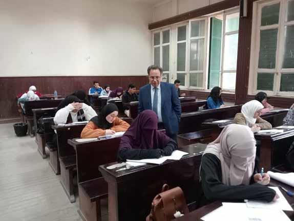 عميد دار علوم القاهرة يتابع امتحانات نصف العام (1)