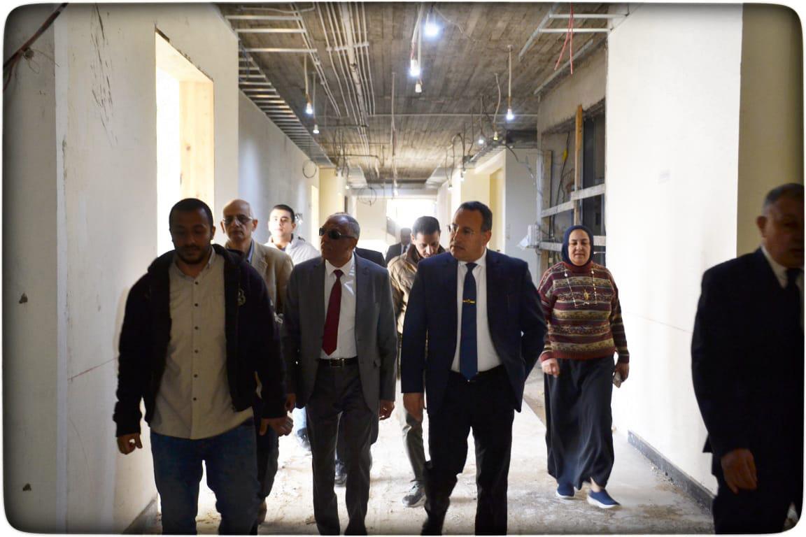 رئيس جامعة الإسكندرية يتفقد المبنى الجديد لكلية الحاسبات 