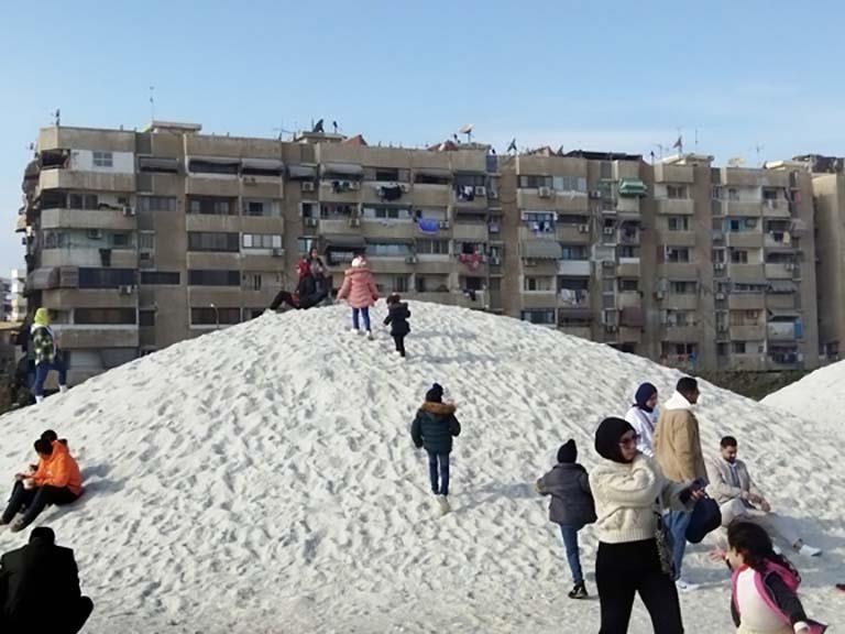 رحلات اليوم الواحد تتوافد على جبال الملح في بورسعيد