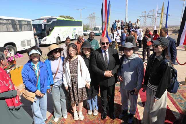 السياح الأجانب يشاركون في احتفالات أسوان (1)