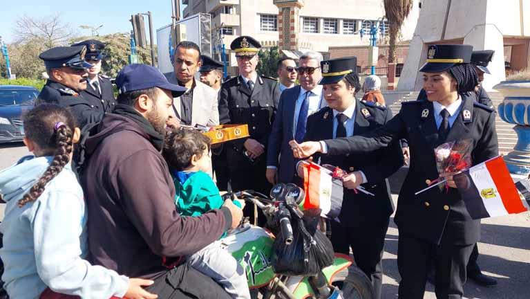 مدير أمن أسيوط يوزع الورود والحلوى على المواطنين (1)