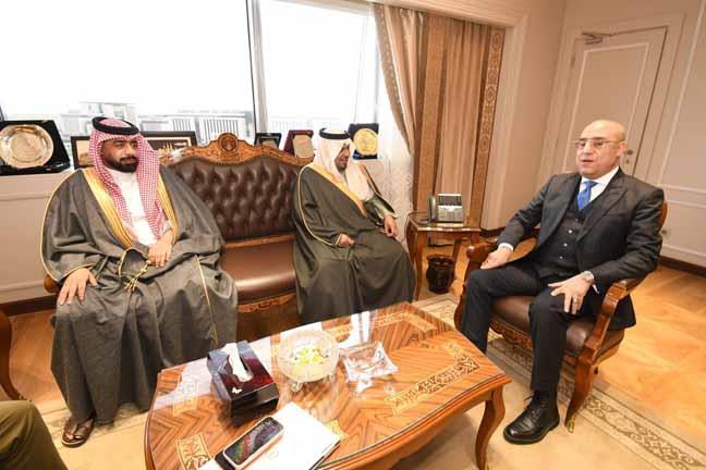 وزير الإسكان يستعرض مع مسئولي شركة سعودية الفرص الاستثمارية