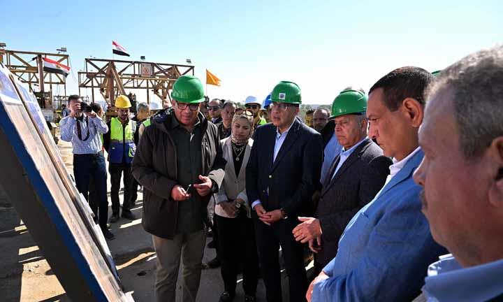 رئيس الوزراء يتفقد أعمال إنهاء مشروع محور بديل خزان أسوان (1)