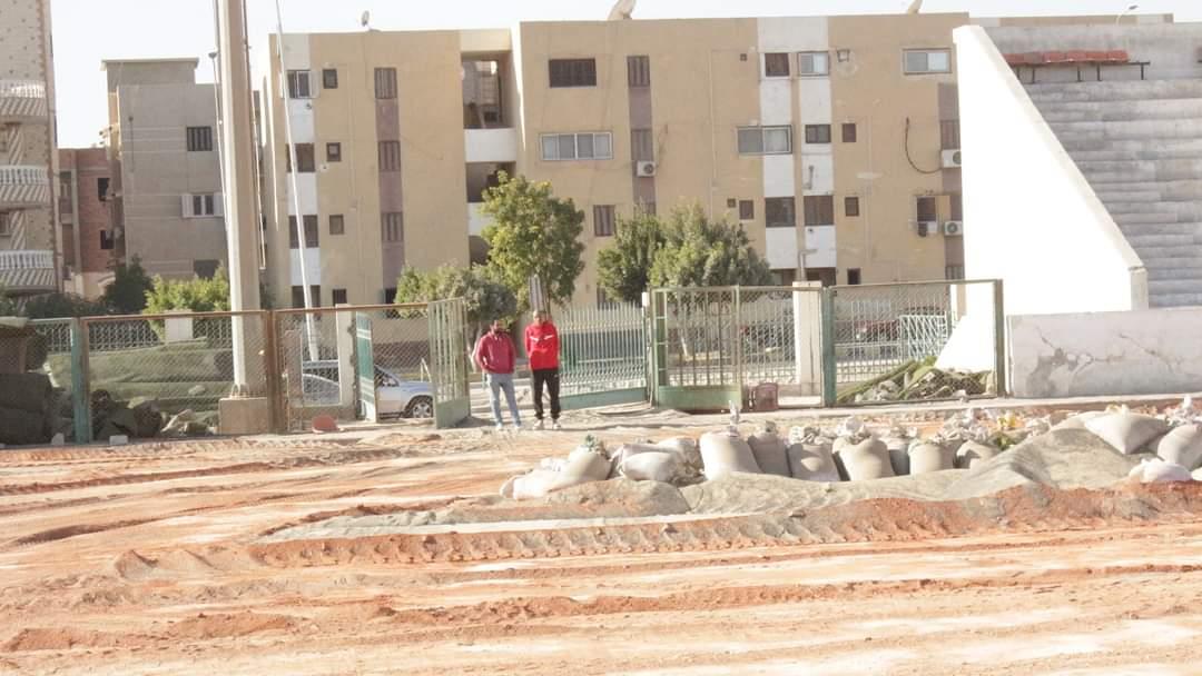 نادي المنيا الرياضي يبدأ تحويل أرضية الملعب بفرع المنيا الجديدة للنجيل الطبيعي