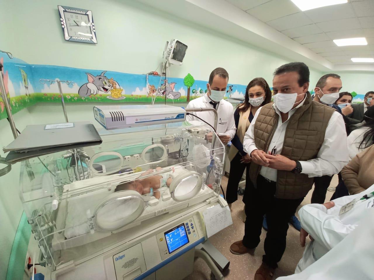 وزير الصحة يتابع الحضانات بمستشفى كوم حمادة